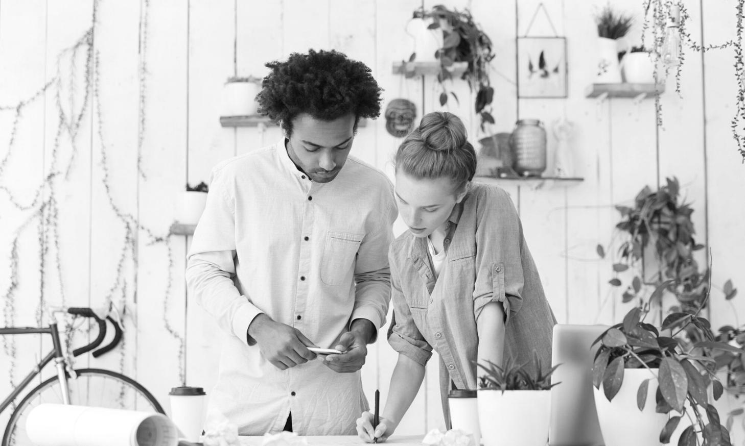 Arbeitsbereich mit Finanzanalyse-Materialien und Dokumenten